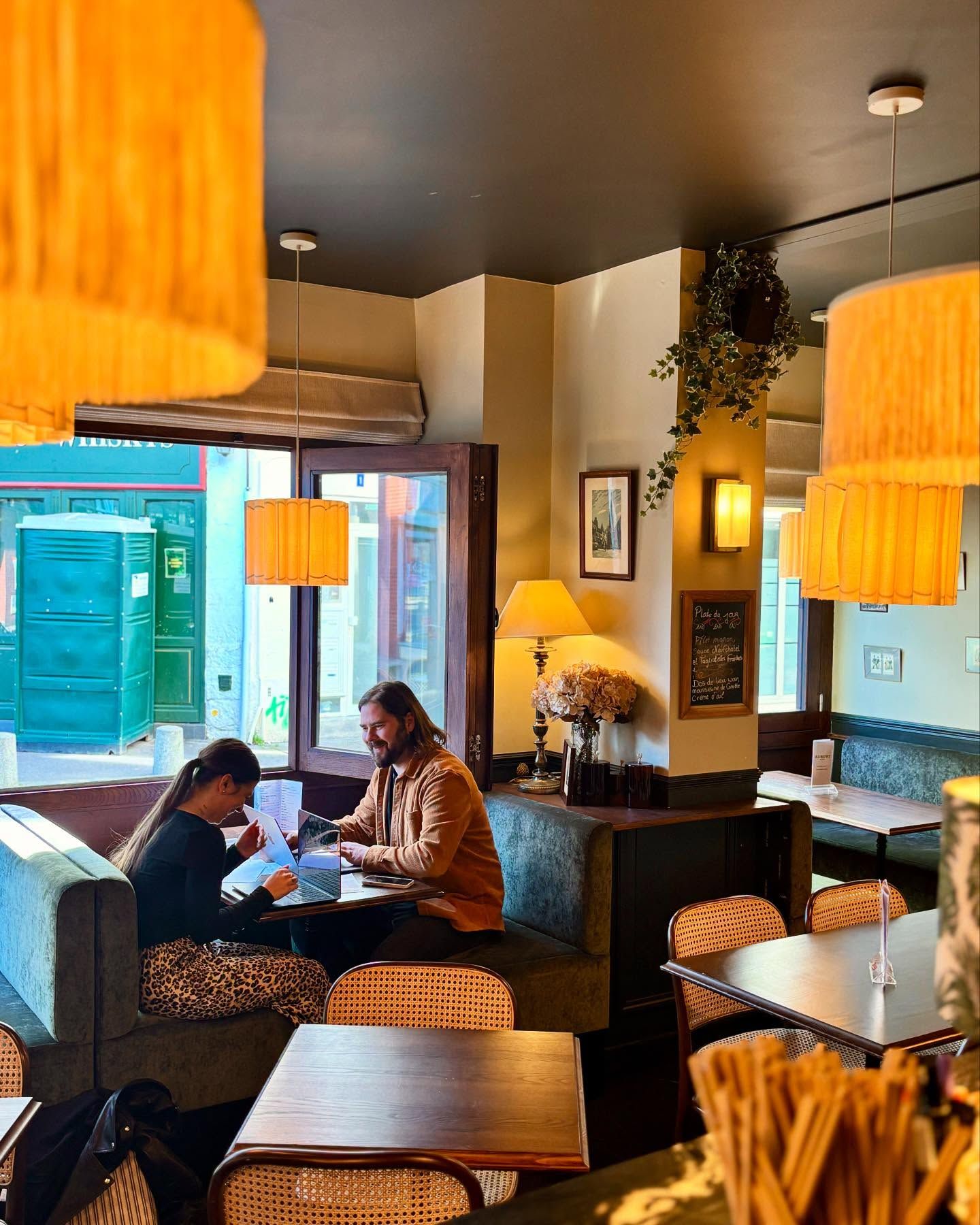 La salle chaleureuse d'August, banquettes et lampes chaudes